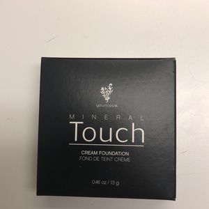 Younique mineral touch cream foundation
